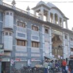 दार्शनिक स्थल, धार्मिक स्थल The Jain temple was founded by Late Seth Chhadami Lal Jain. In the temple hall, the beautiful statue of Lord Mahavir ji is established in the currency of Padmasana, in this beautiful and huge temple, on May 2, 1976, 45 feet long and 12 feet width statue of Lord Vahuvali Swami has been established .The idol has a total weight of a massive 130 Ton. It is the first of India and the fifth largest statue in the country and Chandraprabha Beautiful statue of the ground is also established.From the whole of India, the Jain Mantrali Dasmunshi Mahavir keeps coming in the number of thousands of devotees every month for observing Digambar Jain temple.