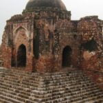 दार्शनिक स्थल According to the 1884 Gazetteer, about 12 kilometers from Hirangaon-Firozabad, Kotla’s fort, whose ditch is 20 feet, 14 feet deep, 40 feet high is shown, the plot of land was 284 feet north 220 feet south and 320 feet east and 480 feet west. At present, this fort has become abandoned,but still its ancestors are seen.