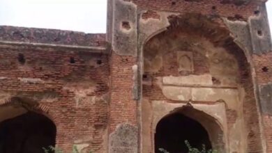 दार्शनिक स्थल, धार्मिक स्थल Chandravar Gate falls under Ferozabad district. Here the war of Muhammad Ghori and Jayachand was fought, Chandravara was fired on the Yamuna coast, 5 kilometers away from Ferozabad town. At present Chandravara was once an important and prosperous city, in which some Jain scholars believed that this land was ruled by Lord Krishna’s father Vasudeva. It is said that Chandraseen was founded by Chandra Var town. In the book Bahubali Charit written by Dhanapal in 1392 AD or 1397 AD , details of Sambhari Rai, Sarang Narendra, Abhay Chandra and Ramchandra Rajo of Chandravar get details.