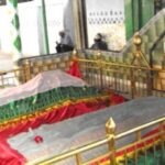 दार्शनिक स्थल, धार्मिक स्थल About 15 km away from Hirangaon, Firozabad, on the banks of the Yamuna, is the Makvara of Sufi Shahe, where there is a fair every year and there is also Urhassa on the Sufi Shah’s mazar at the above site, there are people in the fair from the Muslim and Hindu reverence of the city.