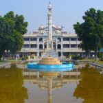 दार्शनिक स्थल, धार्मिक स्थल The Jain temple was founded by Late Seth Chhadami Lal Jain. In the temple hall, the beautiful statue of Lord Mahavir ji is established in the currency of Padmasana, in this beautiful and huge temple, on May 2, 1976, 45 feet long and 12 feet width statue of Lord Vahuvali Swami has been established .The idol has a total weight of a massive 130 Ton. It is the first of India and the fifth largest statue in the country and Chandraprabha Beautiful statue of the ground is also established.From the whole of India, the Jain Mantrali Dasmunshi Mahavir keeps coming in the number of thousands of devotees every month for observing Digambar Jain temple.