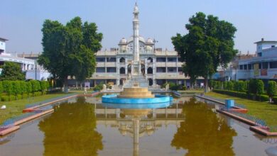 दार्शनिक स्थल, धार्मिक स्थल The Jain temple was founded by Late Seth Chhadami Lal Jain. In the temple hall, the beautiful statue of Lord Mahavir ji is established in the currency of Padmasana, in this beautiful and huge temple, on May 2, 1976, 45 feet long and 12 feet width statue of Lord Vahuvali Swami has been established .The idol has a total weight of a massive 130 Ton. It is the first of India and the fifth largest statue in the country and Chandraprabha Beautiful statue of the ground is also established.From the whole of India, the Jain Mantrali Dasmunshi Mahavir keeps coming in the number of thousands of devotees every month for observing Digambar Jain temple.