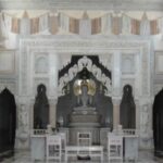 दार्शनिक स्थल, धार्मिक स्थल The Jain temple was founded by Late Seth Chhadami Lal Jain. In the temple hall, the beautiful statue of Lord Mahavir ji is established in the currency of Padmasana, in this beautiful and huge temple, on May 2, 1976, 45 feet long and 12 feet width statue of Lord Vahuvali Swami has been established .The idol has a total weight of a massive 130 Ton. It is the first of India and the fifth largest statue in the country and Chandraprabha Beautiful statue of the ground is also established.From the whole of India, the Jain Mantrali Dasmunshi Mahavir keeps coming in the number of thousands of devotees every month for observing Digambar Jain temple.