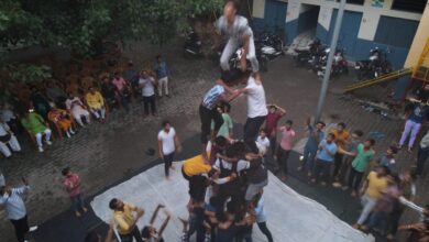 धार्मिक कार्यक्रम फिरोजाबाद राष्ट्रीय स्वयंसेवक संघ चंद्र नगर महानगर के विद्यार्थी कार्य विभाग द्वारा सरस्वती शिशु मंदिर में दही हांडी प्रतियोगिता का आयोजन रखा गया। जिसमें संघ की दृष्टि से महानगर को दो भागों में बाटकर विद्यार्थी कार्यकर्ताओ ने प्रतिभाग किया। इस अवसर पर भगवान कृष्ण स्वरूप को सह प्रांत प्रचार प्रमुख कीर्ति द्वारा भगवान माला पहनाकर कार्यक्रम का शुभारंभ किया। इस अवसर पर कार्यकर्ताओं में बढ़ा ही उत्साह नजर आ रहा था। इस अवसर पर विभाग प्रचारक प्रमोद महानगर प्रचारक धर्मेंद्र, भाग प्रचारक भानु महानगर विद्यार्थी प्रचारक अजय, कृष्णा बर्मा,पवन जादौन ,अंकुश चौहान,सहित नगरों के नगर कार्यवाह, सह नगर कार्यवाह व अन्य कार्यकर्ता उपस्थित रहे।