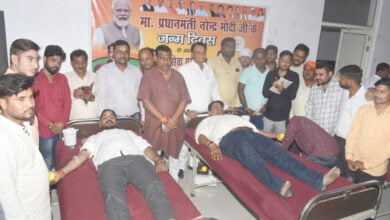 Firozabad News फिरोजाबाद। केंद्र व प्रदेश नेतृत्व के आवाहन पर भारतीय जनता युवा मोर्चा महानगर द्वारा प्रधानमंत्री नरेन्द्र मोदी के जन्मदिवस के उपलक्ष्य में सेवा पखवाडडा कार्यक्रम के अंतर्गत एक रक्तदान शिविर का आयोजन गुप्ता नर्सिग होम पर किया गया। रक्तदान शिविर में भाजपा कार्यकर्ताओं, पदाधिकारियों एवं युवा मोर्चा की टीम ने बढ़-चढ़कर भाग लिया।