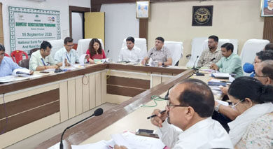 Firozabad News फिरोजाबाद। जिलाधिकारी डाॅ उज्जवल कुमार की अध्यक्षता मेें सोमवार को कलैक्ट्रेट सभागार में जिला सलाहकार समिति बैंकर्स की बैठक आयोजित की गयी। बैठक के दौरान जिलाधिकारी ने समीक्षा मेें पाया कि अधिकतर बैंक शाखाऐं अभी भी ऋण स्वीकृति मेें हिलाहवाली कर रहीं है, जिस पर जिलाधिकारी ने फटकार लगाते हुए सम्बन्धित बैंक शाखा प्रबंधकों को चेतावनी दी कि वह निर्धारित लक्ष्य के सापेक्ष जल्द ऋण स्वीकृत करें, अन्यथा उनके विरूद्ध कड़ी कार्यवाही की जाएगी।