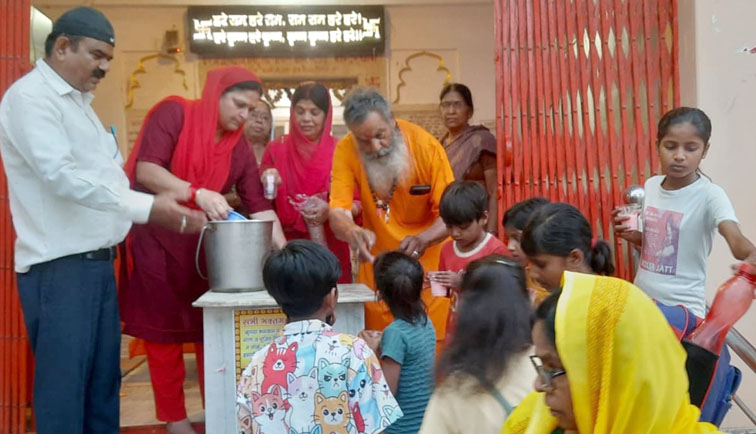 Firozabad News: लेबर काॅलौनी में एकादशी पर ठंडाई का हुआ वितरण 1 Thandai was distributed on Ekadashi in the Labor Colony