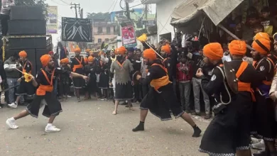 Firozabad News शिकोहाबाद। सरर्वस दानी गुरु गोविंद सिंह महाराज के प्रकाश पर्व को समर्पित शिकोहाबाद की समूह साध संगत के विशेष सहयोग से विशाल नगर कीर्तन यात्रा निकाली गई। इसमें सिख समाज के युवा, बुजुर्ग, महिला और बच्चे शामिल हुए। नगर कीर्तन में आधा दर्जन झांकिया भी शामिल की गईं। जिसमें सिख समाज के महापुरुषों के चित्र रखे हुए थे। नगर संकीर्तन का नगर में जगह-जगह स्वागत किया गया। युवाओं ने स्टेट बैंक चौराहे पर हेरतअंगेज करतब दिखा कर लोगों को मंत्रमुग्ध कर दिया।