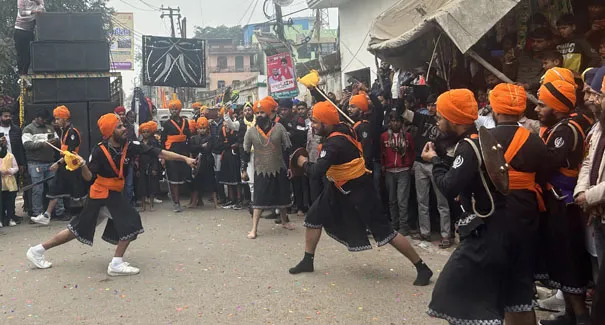 Firozabad News, धार्मिक कार्यक्रम, शिकोहाबाद शिकोहाबाद। सरर्वस दानी गुरु गोविंद सिंह महाराज के प्रकाश पर्व को समर्पित शिकोहाबाद की समूह साध संगत के विशेष सहयोग से विशाल नगर कीर्तन यात्रा निकाली गई। इसमें सिख समाज के युवा, बुजुर्ग, महिला और बच्चे शामिल हुए। नगर कीर्तन में आधा दर्जन झांकिया भी शामिल की गईं। जिसमें सिख समाज के महापुरुषों के चित्र रखे हुए थे। नगर संकीर्तन का नगर में जगह-जगह स्वागत किया गया। युवाओं ने स्टेट बैंक चौराहे पर हेरतअंगेज करतब दिखा कर लोगों को मंत्रमुग्ध कर दिया।