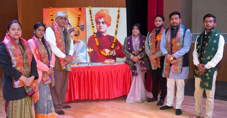 Firozabad News, फिरोजाबाद शहर फिरोजाबाद। स्वामी विवेकानंद की जयंती राष्ट्रीय युवा दिवस के उपलक्ष्य में विकसित भारत में युवाओं की भूमिका विषय पर विचार गोष्ठी आयोजित की गई। जिसमें वक्ताओं ने स्वामी विवेकानंद के विचारों को अपने जीवन में आत्मसात करने के लिए प्रेरित किया। इस अवसर पर विवेकानंद संदेश यात्रा निकाली गई।