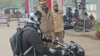 Firozabad News फिरोजाबाद। जनपद में चलाएं जा रहे राष्ट्रीय सडक सुरक्षा माह में यातायात टीम ने नगर के चौराहो पर वाहनों की चैकिंग करते हुए चालकों को यातायात नियमों का पाठ पढ़ाया। सीओ यातायात तेजस त्रिपाठी के नेतृत्व में यातायात प्रभारी महेश सिंह ने पुलिस टीम के साथ सड़क हादसों में कमी लाने के लिए शहर के प्रमुख चौराहों नगला बरी, आसफाबाद, जाटवपुरी, सुभाष तिराहा, सुहाग नगर आदि स्थानों पर वाहनों की चैकिंग करते हुए 775 चालन कर दो वाहनों को सीज किया है। पुलिस टीम ने दुपहिया वाहन चालको ंसे हेलमेंट का प्रयोग करते हुए जान माल की सुरक्षा की अपील की।