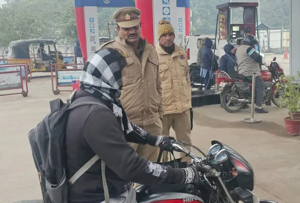 Firozabad News, फिरोजाबाद शहर फिरोजाबाद। जनपद में चलाएं जा रहे राष्ट्रीय सडक सुरक्षा माह में यातायात टीम ने नगर के चौराहो पर वाहनों की चैकिंग करते हुए चालकों को यातायात नियमों का पाठ पढ़ाया। सीओ यातायात तेजस त्रिपाठी के नेतृत्व में यातायात प्रभारी महेश सिंह ने पुलिस टीम के साथ सड़क हादसों में कमी लाने के लिए शहर के प्रमुख चौराहों नगला बरी, आसफाबाद, जाटवपुरी, सुभाष तिराहा, सुहाग नगर आदि स्थानों पर वाहनों की चैकिंग करते हुए 775 चालन कर दो वाहनों को सीज किया है। पुलिस टीम ने दुपहिया वाहन चालको ंसे हेलमेंट का प्रयोग करते हुए जान माल की सुरक्षा की अपील की।