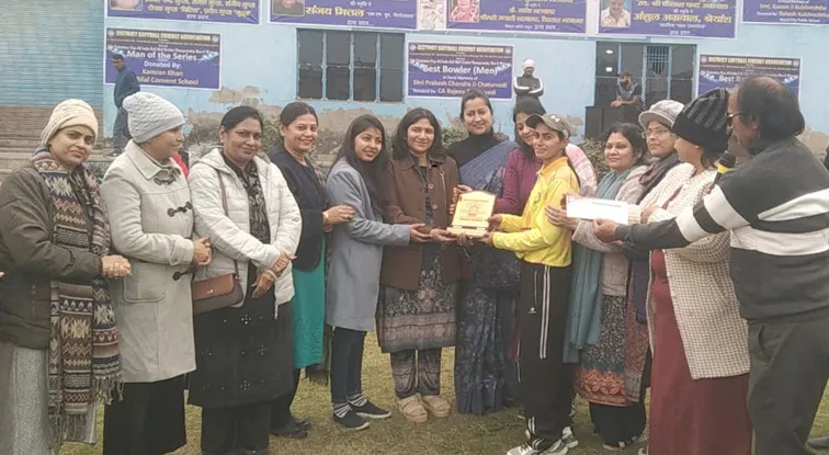 Firozabad News, फिरोजाबाद शहर, लोकल स्पोर्ट्स फिरोजाबाद। All India Softball Cricket Women's and Men's Championship में पहला मैच मध्य प्रदेश और छत्तीसगढ़ की टीम के मध्य खेला गया। जिसमे मध्य प्रदेश की पुरूष टीम विजेता रही। दूसरा मैच महिला राजस्थान और बिहार की टीम के मध्य खेला गया। जिसमें राजस्थान की टीम विनर रही।