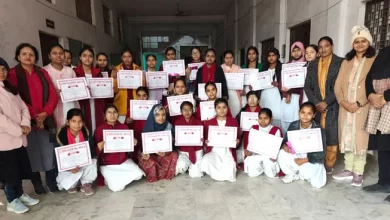 फिरोजाबाद शहर फिरोजाबाद। महात्मा गांधी बालिका पी.जी के हिंदी विभाग द्वारा काव्य पाठ प्रतियोगिता का आयोजन किया गया। प्राचार्या डॉ प्रियदर्शनी उपाध्याय ने मॉ सरस्वती के चित्र के समझ दीप प्रज्जवलन कर कार्यक्रम का शुभारम्भ किया। कबीर, तुलसी, सुभद्रा कुमारी चौहान, महादेवी वर्मा एवं रामधारी सिंह दिनकर आदि कवियों की कविताओं के साथ-साथ स्वरचित कविताओं का सस्वर वाचन पाठ किया गया। निर्णायक मंडल में कीर्ति, डॉ प्रीति सिंह पटेल, डॉ दीपा कनौजिया रही। डॉ प्रीति सिंह पटेल, डॉ दीपा कनौजिया ने छात्राओं को विश्व हिंदी दिवस के बारे में जानकारी दी। कीर्ति ने हिंदी भाषा के विकास एवं प्रचार प्रसार के लिए छात्राओं को जागरूक किया। कार्यक्रम की संयोजिका डॉ संध्या द्विवेदी, सहसंयोजिका मोनिका, डॉ प्रिया डॉ संध्या द्विवेदी ने छात्राओं को प्रतियोगिताओं में प्रतिभाग करने हेतु प्रोत्साहित किया। काव्य पाठ प्रतियोगिता में रिया तिवारी प्रथम, हिमानी द्वितीय, मनस्वी तृतीय स्थान पर रही।