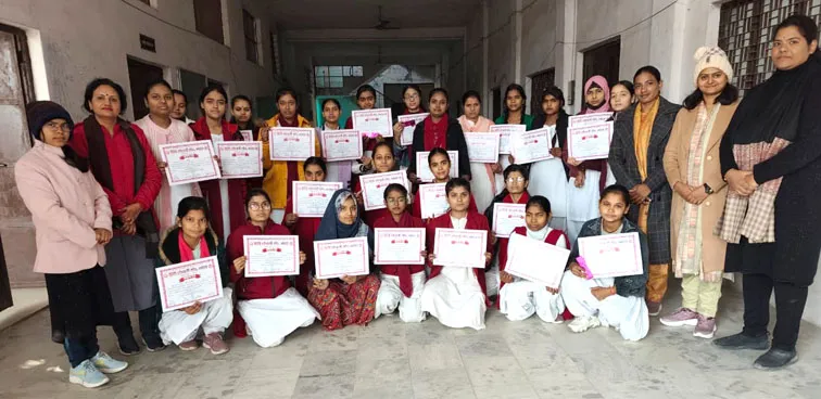 Firozabad News फिरोजाबाद। महात्मा गांधी बालिका पी.जी के हिंदी विभाग द्वारा काव्य पाठ प्रतियोगिता का आयोजन किया गया। प्राचार्या डॉ प्रियदर्शनी उपाध्याय ने मॉ सरस्वती के चित्र के समझ दीप प्रज्जवलन कर कार्यक्रम का शुभारम्भ किया। कबीर, तुलसी, सुभद्रा कुमारी चौहान, महादेवी वर्मा एवं रामधारी सिंह दिनकर आदि कवियों की कविताओं के साथ-साथ स्वरचित कविताओं का सस्वर वाचन पाठ किया गया। निर्णायक मंडल में कीर्ति, डॉ प्रीति सिंह पटेल, डॉ दीपा कनौजिया रही। डॉ प्रीति सिंह पटेल, डॉ दीपा कनौजिया ने छात्राओं को विश्व हिंदी दिवस के बारे में जानकारी दी। कीर्ति ने हिंदी भाषा के विकास एवं प्रचार प्रसार के लिए छात्राओं को जागरूक किया। कार्यक्रम की संयोजिका डॉ संध्या द्विवेदी, सहसंयोजिका मोनिका, डॉ प्रिया डॉ संध्या द्विवेदी ने छात्राओं को प्रतियोगिताओं में प्रतिभाग करने हेतु प्रोत्साहित किया। काव्य पाठ प्रतियोगिता में रिया तिवारी प्रथम, हिमानी द्वितीय, मनस्वी तृतीय स्थान पर रही।