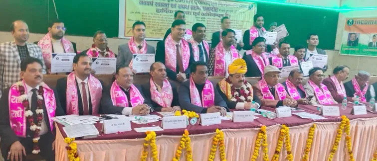 Firozabad News, क्लब मीटिंग, फिरोजाबाद शहर फिरोजाबाद। इनकम टैक्स ट्रेड टैक्स बार एसोसिएशन की नवीन कार्यकारिणी के पदाधिकारियों को पद व गोपनीयता की शपथ दिलाई गई। अतिथियों का पीत टुपट्ा पहनाकर स्वागत किया गया। फिरोजाबाद क्लब में आयोजित शपथ ग्रहण समारोह का शुभारम्भ अतिथियों ने दीप प्रज्जवलन कर किया। नवागत कार्यकारिणी के पदाधिकारियों को पद एवं गोपनीयता की शपथ दिलाई।