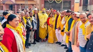 Firozabad News फिरोजाबाद। नगर में होने वाले 1108 कुंडीय मृत्युंजय मां पीतांबरा महायज्ञ की सफलता के लिए वेद भगवान की यात्रा का शुभारम्भ किया गया। यात्रा जनपद के शहरी व ग्रामीण क्षेत्रों में भ्रमण करते हुए जनजागरण करेंगी।  राज राजेश्वरी कैला देवी मंदिर से शुक्रवार को वेद भगवान की यात्रा का शुभारम्भ मॉ पीताम्बरा के पीठाधीश्वर रामदास महाराज, सदर विधायक मनीष असीजा, महापौर कामिनी राठौर ने संयुक्त रूप से किया। रामदास महाराज ने बताया कि 1108 कुंडीय मृत्युंजय मां पीतांबरा महायज्ञ 6 से 17 मार्च तक चलेगा। मातृशक्ति कलश यात्रा 7 मार्च को निकाली जाएगी। यात्रा विभिन्न मार्गो से होती हुई गोपाल आश्रम में पहुंची। मार्ग में पुष्प वर्षा कर स्वागत किया। यात्रा मार्ग भक्ति गीतों, मंत्रोच्चार और जयघोष से गूंज उठा। महायज्ञ में देश, प्रदेश से संत-महात्माओं का आगमन होगा। प्रतिदिन धार्मिक अनुष्ठान, प्रवचन होंगे। शनिवार को राधाकृष्ण मंदिर से यात्रा निकाली जायेगी। यात्रा में भाजपा महानगर अध्यक्ष डा सतीश दिवाकर, धर्मेन्द्र शर्मा, नानक चंद्र अग्रवाल, प्रदीप टंडन, अनुपम शर्मा, रामनरेश कटारा, पूनम शर्मा, पवन गुप्ता, दीपक गुप्ता, सत्यवीर गुप्ता, हरिओम वर्मा, प्रमोद राजौरिया, रमाकांत उपाध्याय, देवब्रत पांडे, निशांत मिश्रा, प्रशांत अग्रवाल आदि मौजूद रहे।