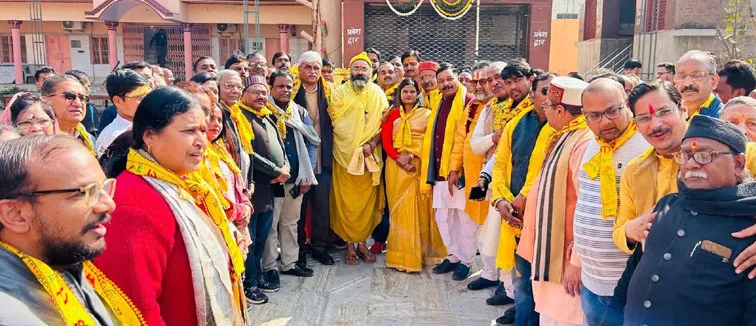 Firozabad News, धार्मिक कार्यक्रम, फिरोजाबाद शहर फिरोजाबाद। नगर में होने वाले 1108 कुंडीय मृत्युंजय मां पीतांबरा महायज्ञ की सफलता के लिए वेद भगवान की यात्रा का शुभारम्भ किया गया। यात्रा जनपद के शहरी व ग्रामीण क्षेत्रों में भ्रमण करते हुए जनजागरण करेंगी।  राज राजेश्वरी कैला देवी मंदिर से शुक्रवार को वेद भगवान की यात्रा का शुभारम्भ मॉ पीताम्बरा के पीठाधीश्वर रामदास महाराज, सदर विधायक मनीष असीजा, महापौर कामिनी राठौर ने संयुक्त रूप से किया। रामदास महाराज ने बताया कि 1108 कुंडीय मृत्युंजय मां पीतांबरा महायज्ञ 6 से 17 मार्च तक चलेगा। मातृशक्ति कलश यात्रा 7 मार्च को निकाली जाएगी। यात्रा विभिन्न मार्गो से होती हुई गोपाल आश्रम में पहुंची। मार्ग में पुष्प वर्षा कर स्वागत किया। यात्रा मार्ग भक्ति गीतों, मंत्रोच्चार और जयघोष से गूंज उठा। महायज्ञ में देश, प्रदेश से संत-महात्माओं का आगमन होगा। प्रतिदिन धार्मिक अनुष्ठान, प्रवचन होंगे। शनिवार को राधाकृष्ण मंदिर से यात्रा निकाली जायेगी। यात्रा में भाजपा महानगर अध्यक्ष डा सतीश दिवाकर, धर्मेन्द्र शर्मा, नानक चंद्र अग्रवाल, प्रदीप टंडन, अनुपम शर्मा, रामनरेश कटारा, पूनम शर्मा, पवन गुप्ता, दीपक गुप्ता, सत्यवीर गुप्ता, हरिओम वर्मा, प्रमोद राजौरिया, रमाकांत उपाध्याय, देवब्रत पांडे, निशांत मिश्रा, प्रशांत अग्रवाल आदि मौजूद रहे।