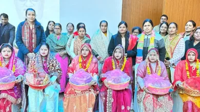 Firozabad News फिरोजाबाद। हॉट कुक्ड मील योजना के अंतर्गत नगर निगम द्वारा आंगनवाड़ी केंद्रो के लिए भोजन बनाने के लिए और बच्चों को स्वच्छ, पौष्टिक भोजन परोसने के उद्देश्य से आंगनबाड़ी कार्यकत्रियों, सहायिकाओं को बर्तनों का वितरण करते हुए गर्भवती महिलाओं गोदभराई की गई।