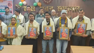 Firozabad News फिरोजाबाद। युवा कल्याण विभाग के तत्वाधान में राष्ट्रीय युवा दिवस का आयोजन किया गया। जिसमें मंगल दलों के युवा अध्यक्षों का शॉल उड़ाकर एवं विवेकानंद की तस्वीर देकर सम्मानित किया गया। विकास भवन के सभागार में आयोजित कार्यक्रम का शुभारम्भ स्वामी विवेकानंद की प्रतिमा पर माल्यार्पण, दीप प्रज्जवलन कर किया गया। कार्यक्रम में विभिन्न विकास खण्डों के युवक, महिला मंगल दल अध्यक्ष नीरेश दक्ष, दिलीप कुमार, ममता रामनरेश, भानु, काजल कुशवाह, सौरभ कुमार, शिवानी, सुधीर आदि को विवेकानंद की तस्वीर भेंट कर एवं शॉल उडाकार अतिथियों द्वारा सम्मानित किया गया। इस अवसर पर मनोज कुमार यादव, मोहित यादव, पुनीत कुमार, योगेश उपाध्याय,  अश्विनी कुमार रजौरिया, राज्य कर्मचारी महासंघ के जिलाध्यक्ष प्रेमप्रकाश कुशवाह, रमेश चंद्र शाक्य, मुलायम सिंह आदि मौजूद रहे।