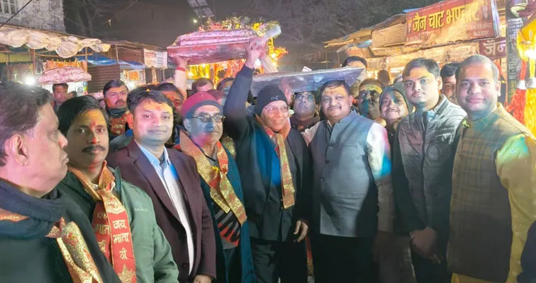 Firozabad News, धार्मिक कार्यक्रम, फिरोजाबाद शहर फिरोजाबाद। मां राजराजेश्वरी केला देवी की 25 वीं ध्वजा पोशाक यात्रा गाजे-बाजे के साथ निकाली गई। भक्तजन माता रानी की पोशाक सिर पर रखकर चल रहे थे। यात्रा में कैला देवी का डोला अपनी अलग ही छटां बिखेर रहा था। यात्रा में जगह-जगह पुष्प वर्षा की गई।