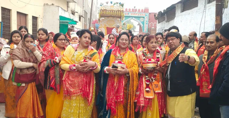 Firozabad News, धार्मिक कार्यक्रम, फिरोजाबाद शहर फिरोजाबाद। श्रीमद्भागवत कथा की मंगल कलश यात्रा गाजे-बाजेे के साथ निकाली गई। कलश यात्रा में सौभाग्यवती महिलाऐं सिर पर मंगल कलश धारण कर चल रही। कलश यात्रा का मार्ग में पुष्प वर्षा कर स्वागत किया गया।  कलश यात्रा का शुभारम्भ उपसभापति विजय शर्मा ने हरी झंडी दिखाकर किया। कलश यात्रा शिवनगर स्थित दुर्गा मंदिर से प्रारम्भ हुई, जो कि बर्फखाना चौराहा, सेंट्रल चौराहा होते हुए तुलसी पैलेस में पहुंची। कथा वाचक पदम उपाध्याय ने मंगल कलशों को कथा पंडाल में विधि-विधान से स्थापित कराया। यात्रा में मुख्य आयोजक अशोक कुमार अग्रवाल, शशि अग्रवाल, नीतू शर्मा, सुधीर अग्रवाल, देवांश शर्मा, सुजल शर्मा, गौरव मित्तल, मधु अग्रवाल, आरती अग्रवाल, सचिन अग्रवाल, विनोद मित्तल, संजय अग्रवाल, अश्वनी महेश्वरी, राखी अग्रवाल आदि मौजूद रहे।