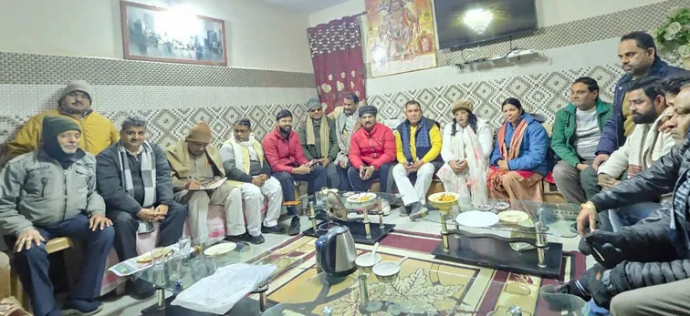 Firozabad News, फिरोजाबाद शहर फिरोजाबाद। फिरोजाबाद व्यापार मंडल की बैठक में आगामी कार्यक्रमों पर चर्चा कर संगठन को मजबूत करने पर जोर दिया।  जिलाध्यक्ष रविन्द्रलाल तिवारी के निवास पर आयोजित बैठक में महानगर अध्यक्ष सुनील अग्रवाल ने संगठन की प्रतिमाह बैठक करने, 17 फरवरी को युवा सम्मेलन, आगामी मार्च माह में महिला सम्मेलन, यूपी 83 की गाड़ियों को टोल मुक्त करने के अलावा शास्त्री मार्केट की दुकानों के नाम परिवर्तन करने को लेकर चर्चा की। जिलाध्यक्ष ने सभी प्रस्ताव सर्वसम्मति से पारित किये। बैठक में रामबाबू झा, दुष्यंत यादव, प्रदीप कौशिक, मुकेश कुमार गर्ग, अर्जेश उपाध्याय, परशुराम लालवानी, भरत तिवारी, नीतू शर्मा, हेमलता तिवारी, नवीन उपाध्याय, इरशाद कुरैशी, मुफीद खान, संजय गुप्ता, संजीव यादव, संजय गुुप्ता, शुभम राजपूत, इनाम सिंह प्रजापति, भरत तिवारी आदि मौजूद रहे।