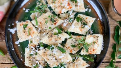 Oats Rawan Dhokla 1 Recipe इंस्टेंट सूजी-ओट्स ढोकला एक हेल्दी नाश्ता है। इसमें ओट्स मिलाने से यह पारंपरिक रेसिपी से अलग और ज़्यादा पौष्टिक बन जाता है।