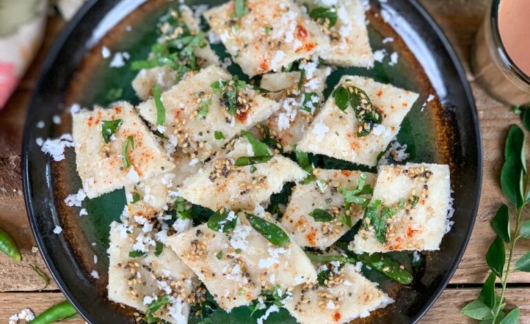 Recipe इंस्टेंट सूजी-ओट्स ढोकला एक हेल्दी नाश्ता है। इसमें ओट्स मिलाने से यह पारंपरिक रेसिपी से अलग और ज़्यादा पौष्टिक बन जाता है।