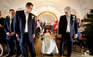 दुनिया रंग बिरंगी Six-foot groom, two-foot bride. Amanda Fyfe and steven marriage