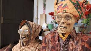 मृत देह को कब्र से निकालकर सजाना है एक अजीब त्यौहार 3 दुनिया रंग बिरंगी Exhuming and adorning the dead body is a peculiar festival.