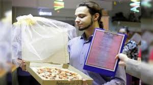 रूसी युवक ने की पिज़्ज़ा से शादी 6 दुनिया रंग बिरंगी Russian man marries a pizza.