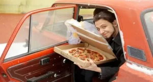 रूसी युवक ने की पिज़्ज़ा से शादी 2 दुनिया रंग बिरंगी Russian man marries a pizza.