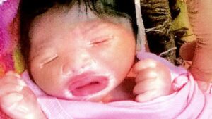 महिला ने दिया प्लास्टिक शीशु को जन्म 2 दुनिया रंग बिरंगी Woman gives birth to a plastic baby.